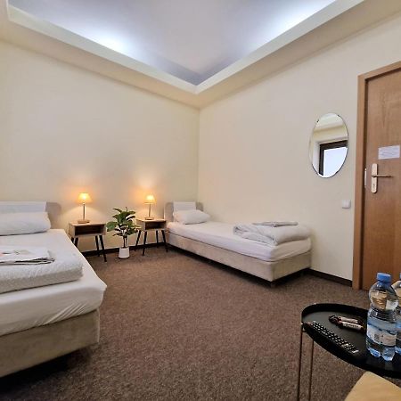 Helvetia Plus B&B - Private Rooms And Apartments Varsovia Exterior foto