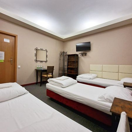 Helvetia Plus B&B - Private Rooms And Apartments Varsovia Exterior foto