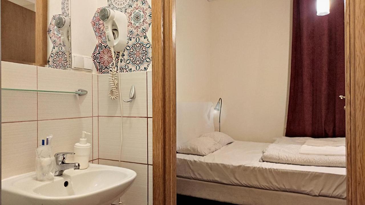 Helvetia Plus B&B - Private Rooms And Apartments Varsovia Exterior foto