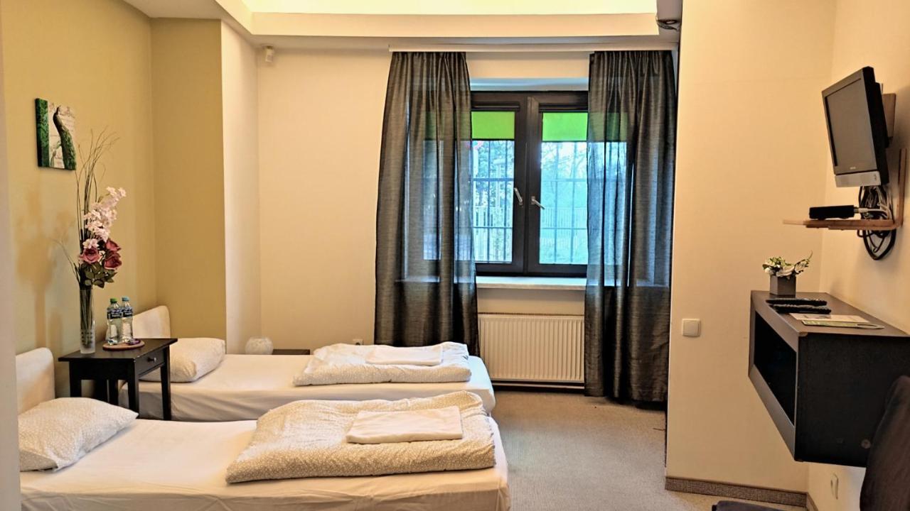 Helvetia Plus B&B - Private Rooms And Apartments Varsovia Exterior foto