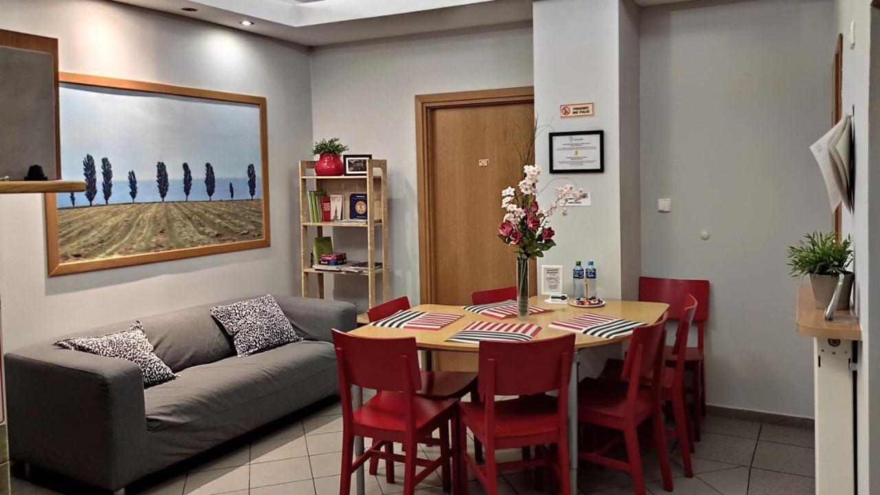 Helvetia Plus B&B - Private Rooms And Apartments Varsovia Exterior foto