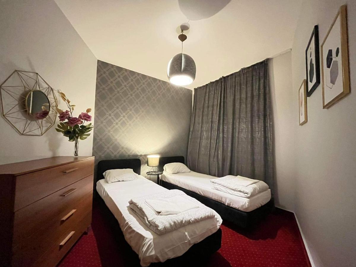 Helvetia Plus B&B - Private Rooms And Apartments Varsovia Exterior foto