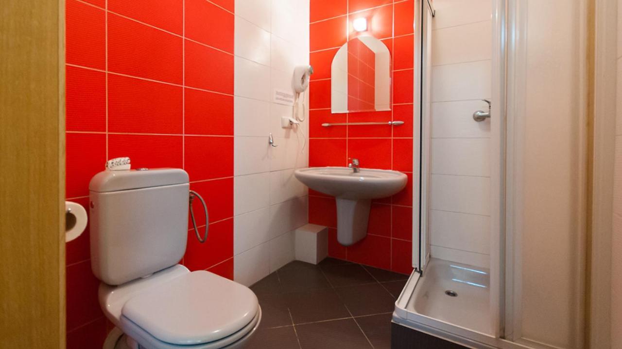 Helvetia Plus B&B - Private Rooms And Apartments Varsovia Exterior foto