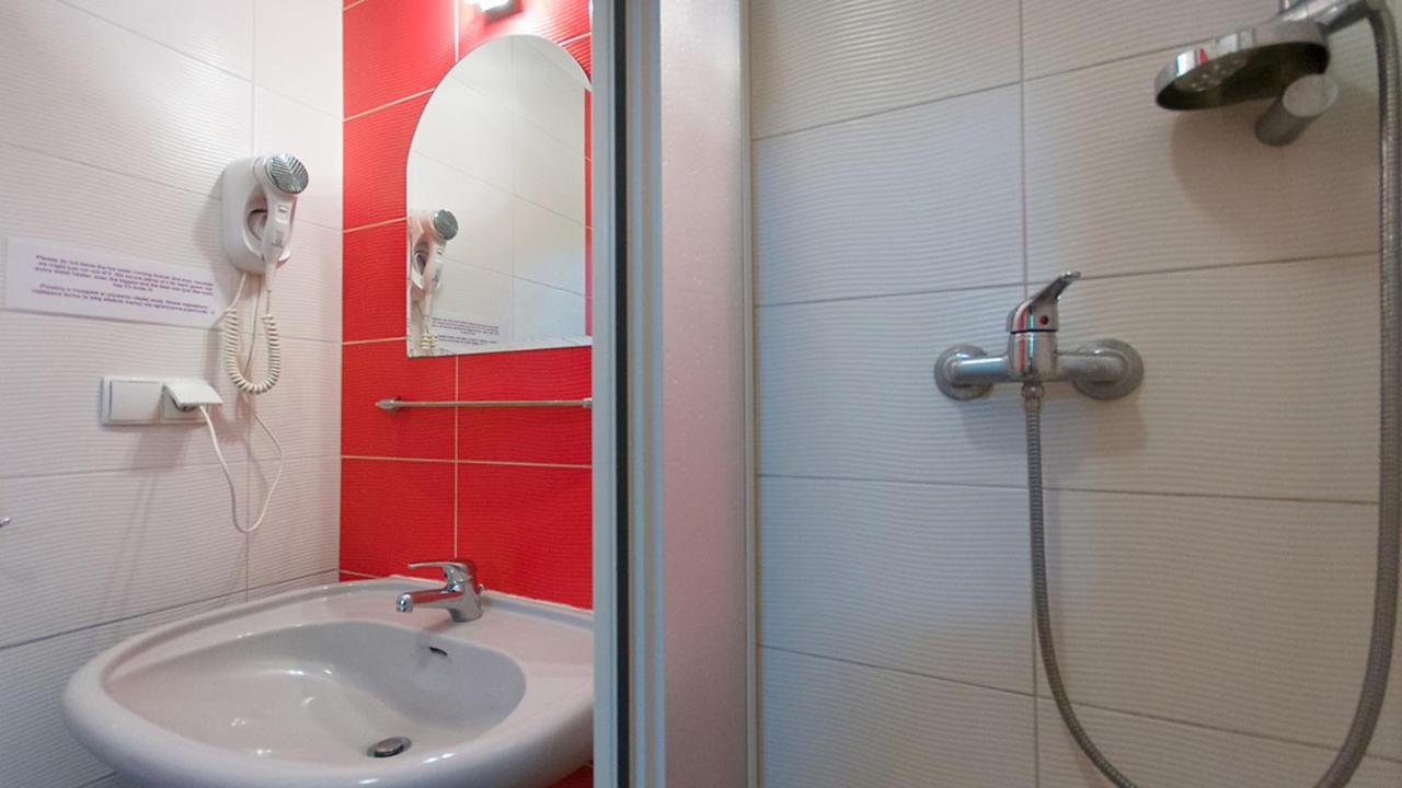 Helvetia Plus B&B - Private Rooms And Apartments Varsovia Exterior foto