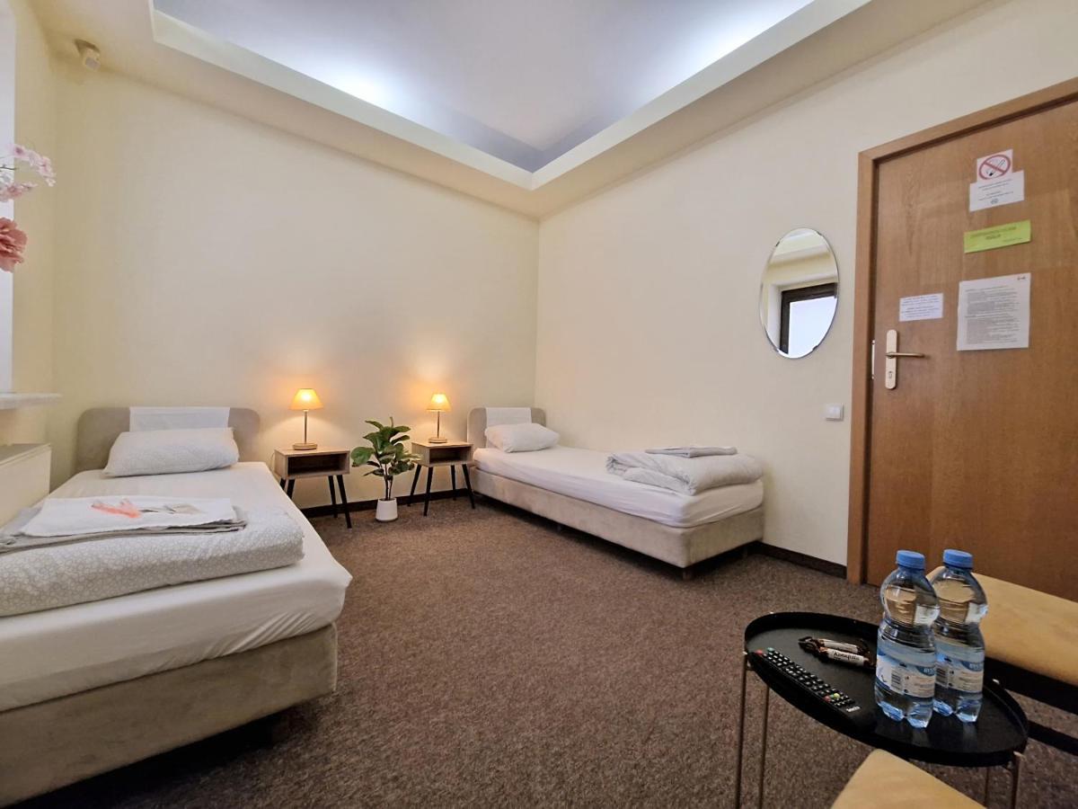 Helvetia Plus B&B - Private Rooms And Apartments Varsovia Exterior foto