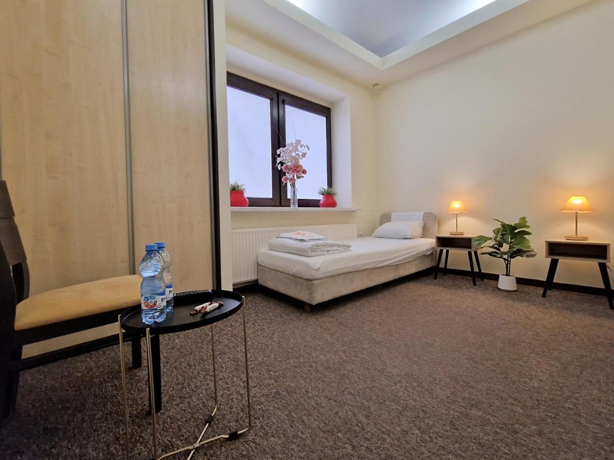 Helvetia Plus B&B - Private Rooms And Apartments Varsovia Exterior foto