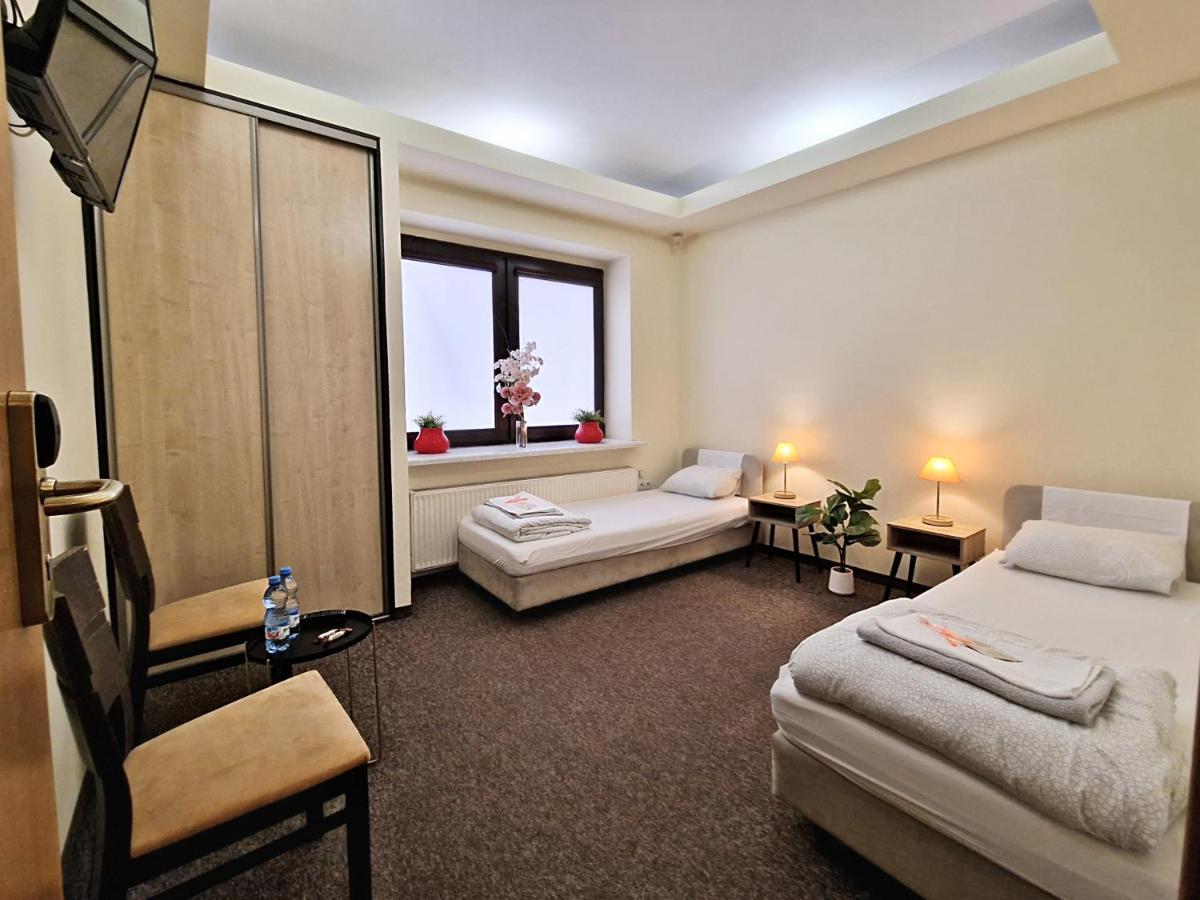 Helvetia Plus B&B - Private Rooms And Apartments Varsovia Exterior foto