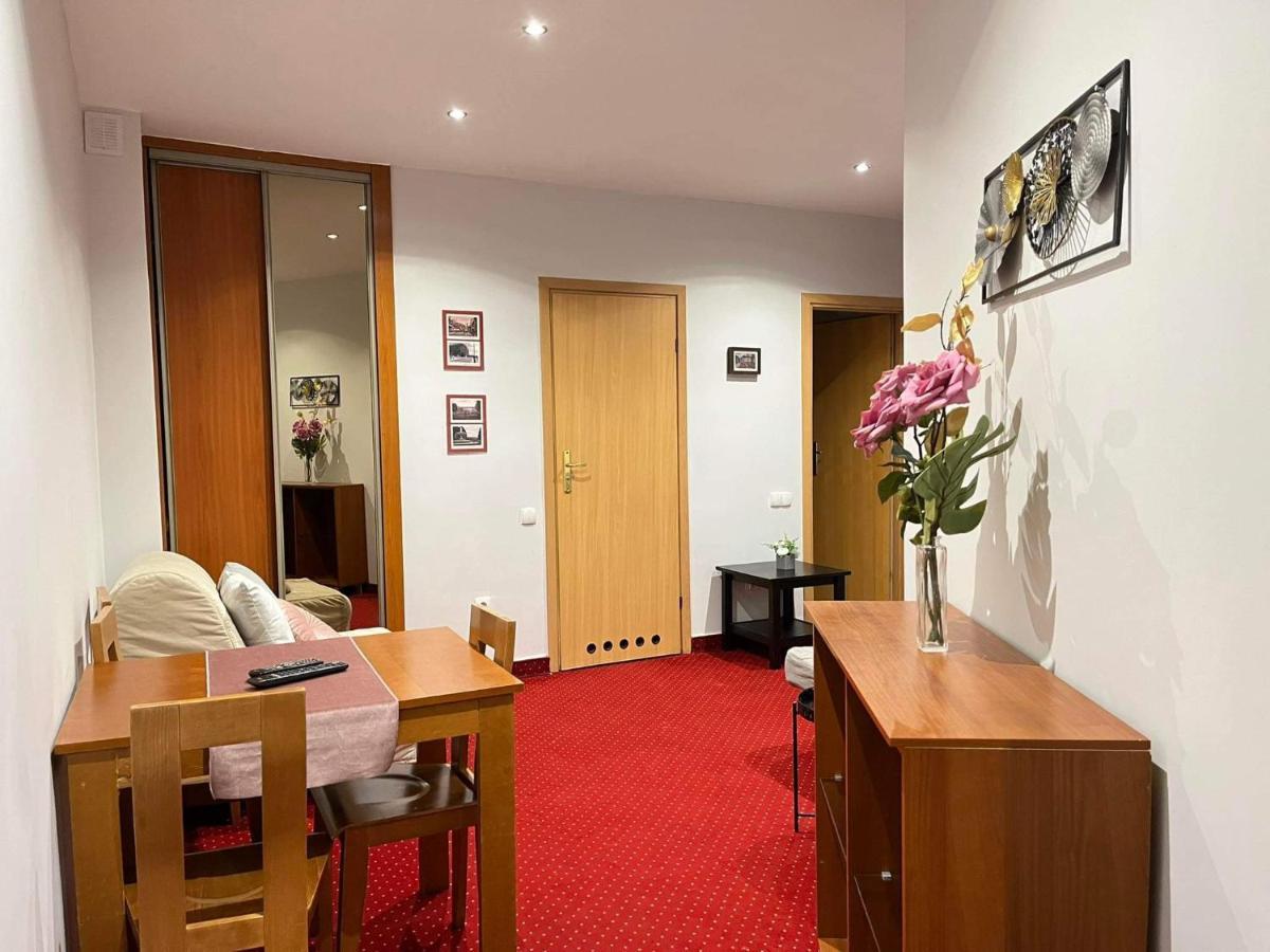 Helvetia Plus B&B - Private Rooms And Apartments Varsovia Exterior foto