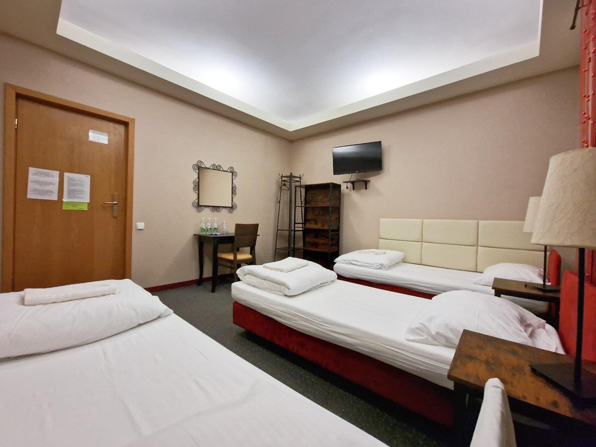 Helvetia Plus B&B - Private Rooms And Apartments Varsovia Exterior foto